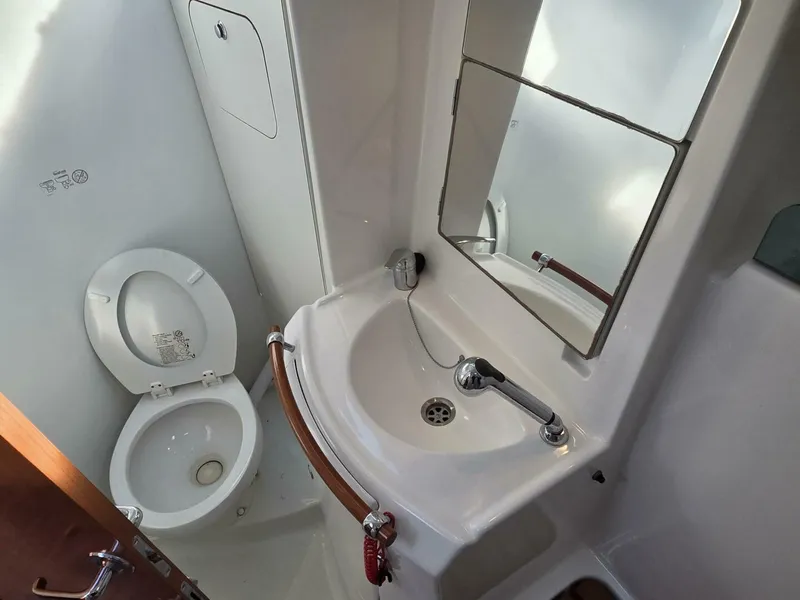 Slide: The Image of Beneteau 343 Head - 5818485