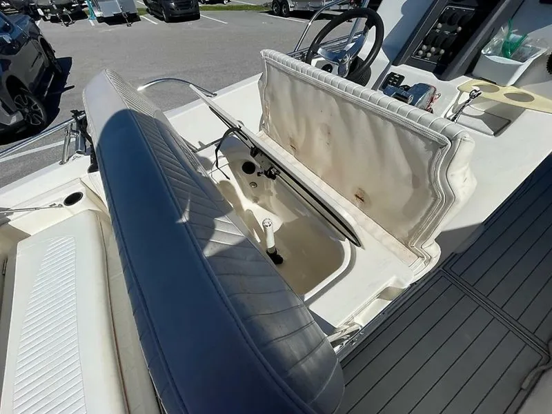 Slide: The Image of Boston Whaler 230 DANTLESS 2008 - 5819873