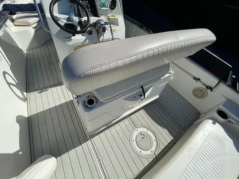Slide: The Image of Boston Whaler 230 DANTLESS 2008 - 5819883
