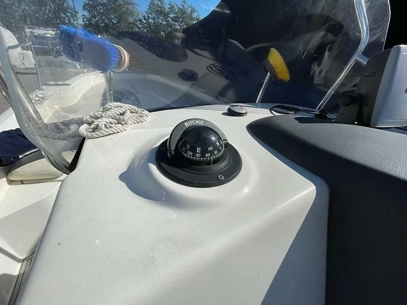 Slide: The Image of Boston Whaler 230 DANTLESS 2008 - 5819885