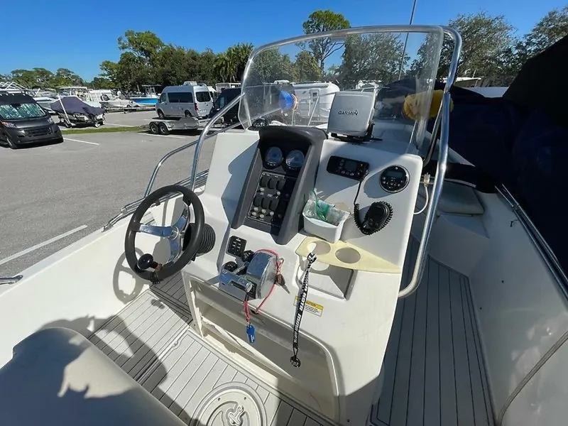Slide: The Image of Boston Whaler 230 DANTLESS 2008 - 5819861
