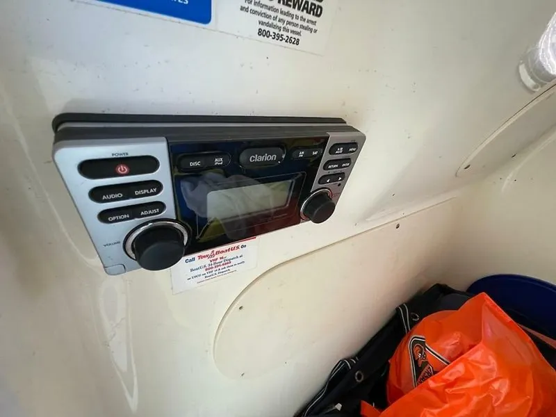 Slide: The Image of Boston Whaler 230 DANTLESS 2008 - 5819862