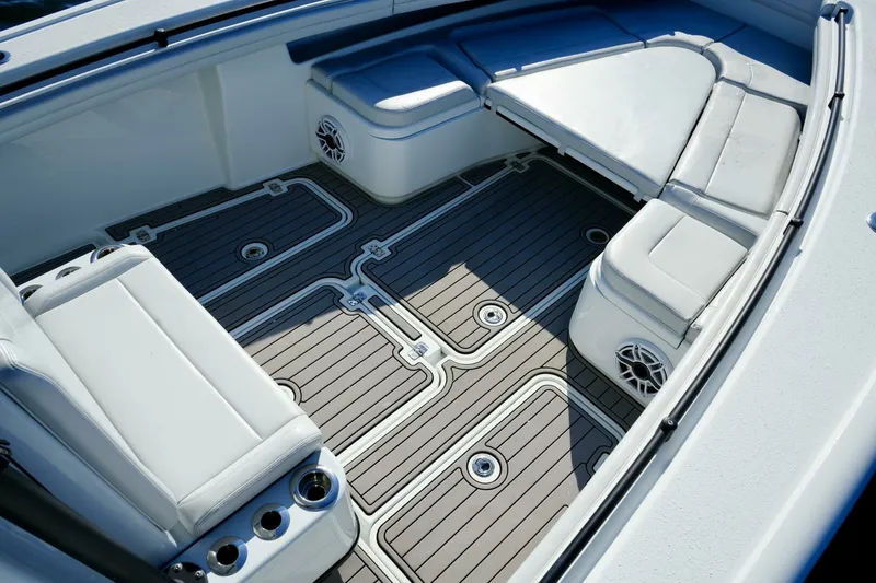 Slide: The Image of 2023 Yellowfin 32 Center Console Luhn 32 - 7654582