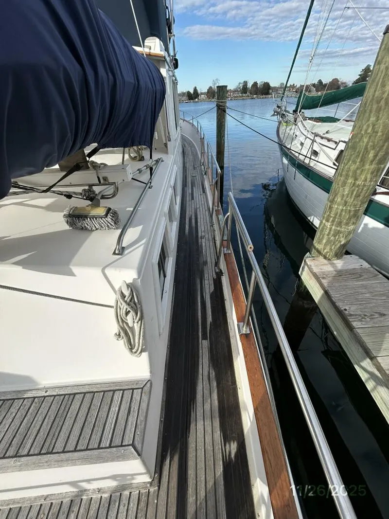Slide: The Image of 42' Grand Banks starboard side deck2 - 5824595