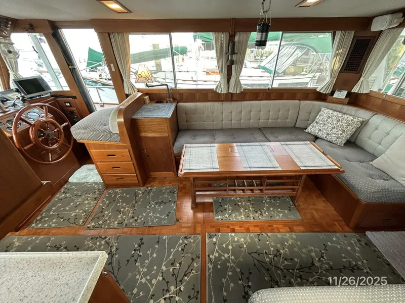 Slide: The Image of 42' Grand Banks salon starboard - 5824587