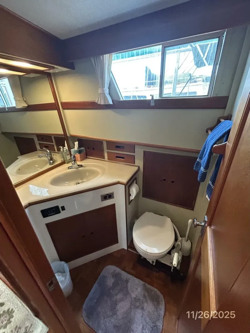 Slide: The Image of 42' Grand Banks master stateroom head - 5824570