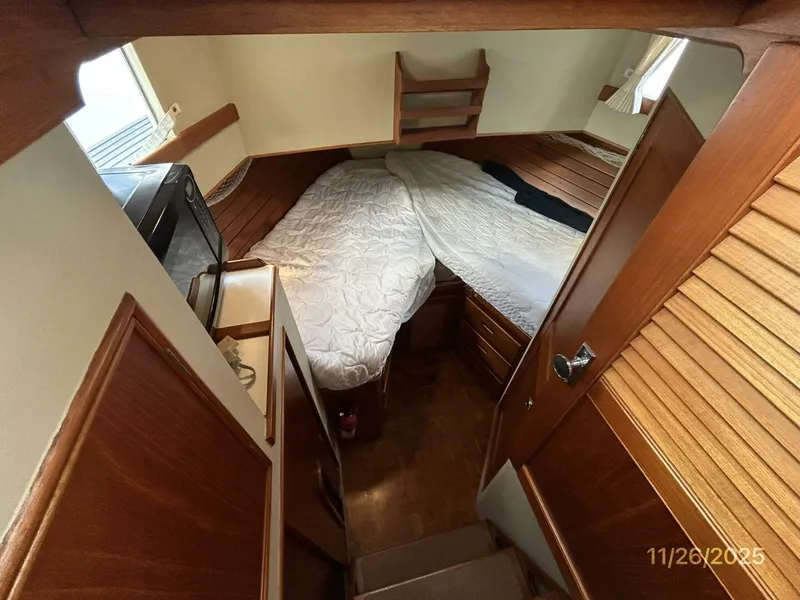 Slide: The Image of 42' Grand Banks guest stateroom - 5824559