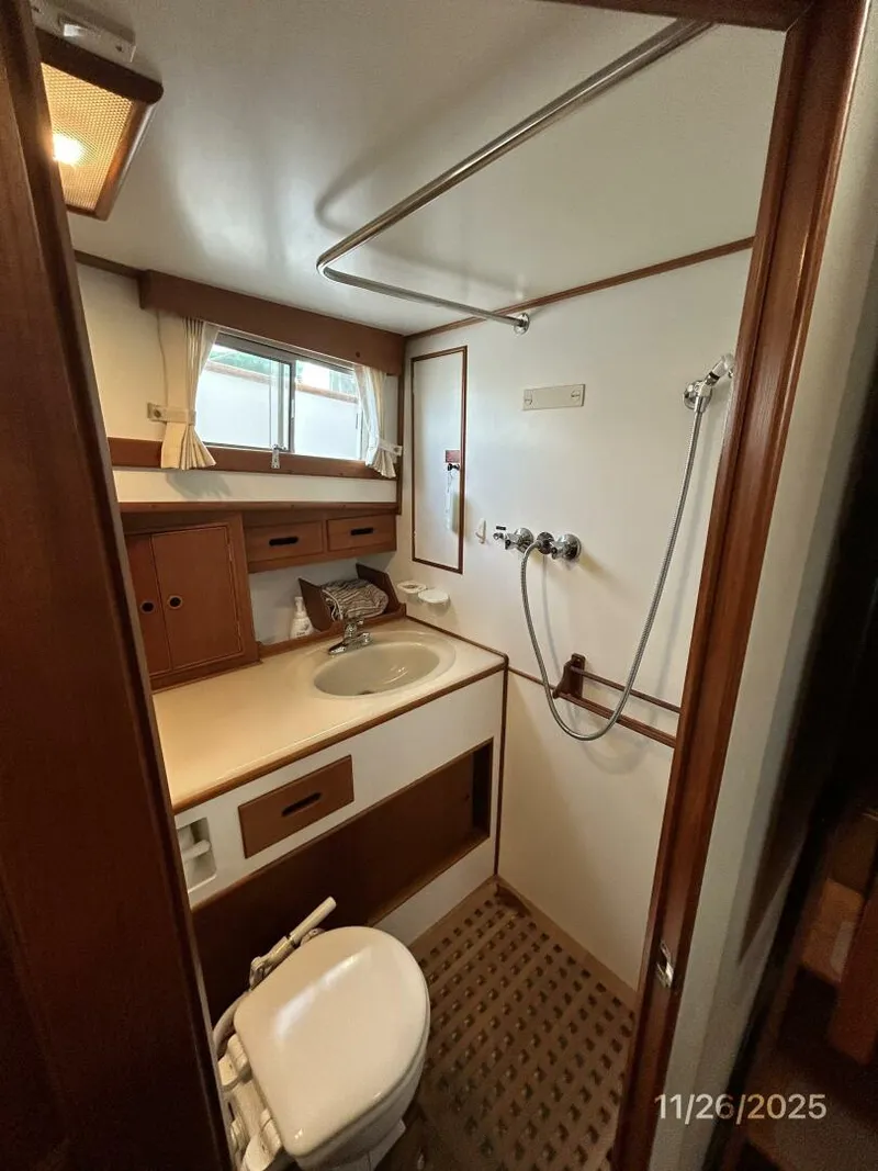 Slide: The Image of 42' Grand Banks guest stateroom head - 5824558
