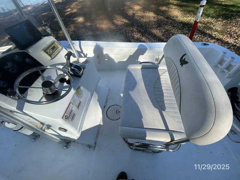 Slide: The Image of 18' Mako cockpit starboard - 5824615