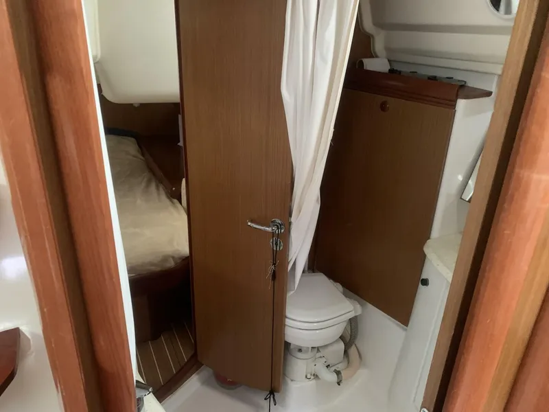 Slide: The Image of Jeanneau 42DS 2007 - 5825388