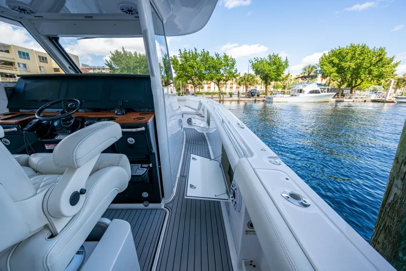 Slide: The Image of Everglades 395 Center Console 2020 - 7087667