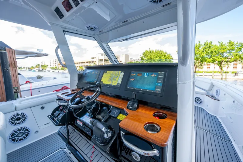 Slide: The Image of Everglades 395 Center Console 2020 - 7087681