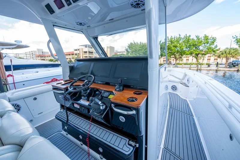 Slide: The Image of Everglades 395 Center Console 2020 - 7087666