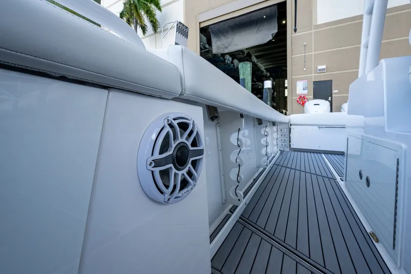 Slide: The Image of Everglades 395 Center Console 2020 - 7087668