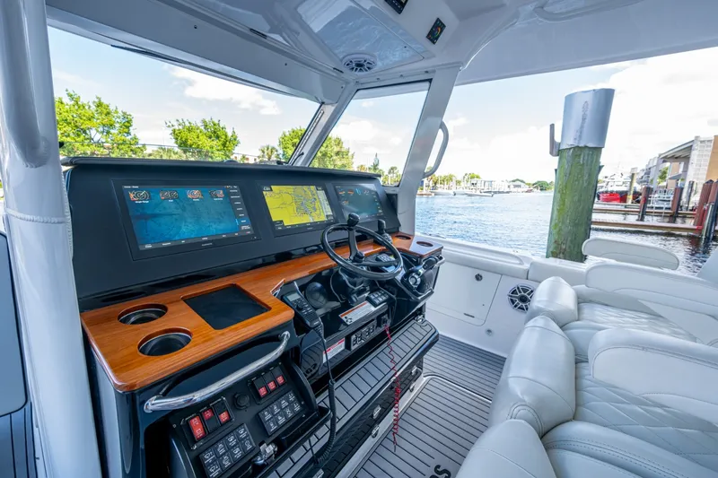 Slide: The Image of Everglades 395 Center Console 2020 - 7087682