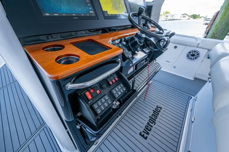 Slide: The Image of Everglades 395 Center Console 2020 - 7087675