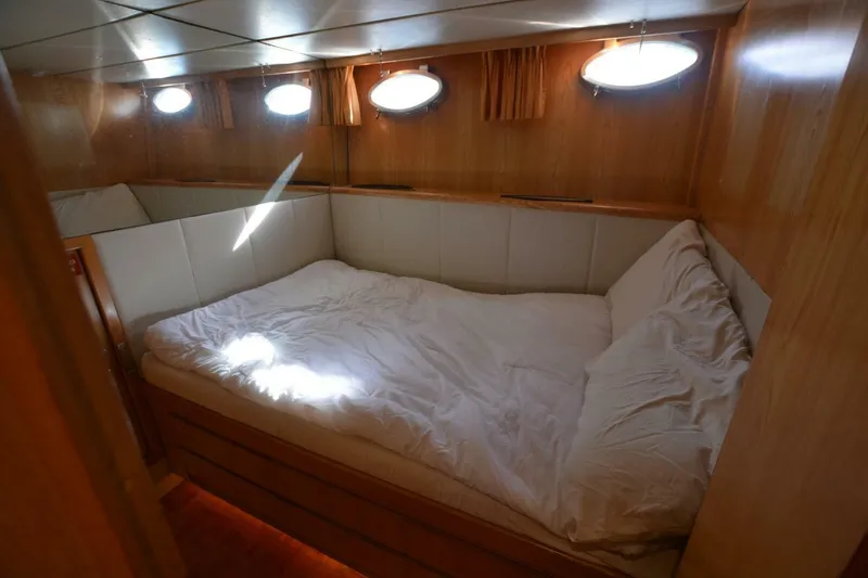 Slide: The Image of Ocean Alexander 540 Pilothouse 1991 - 5827652