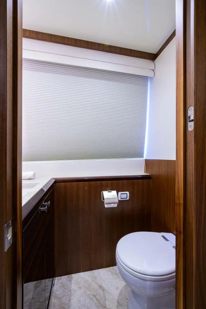 Slide: The Image of Ocean Alexander 100 ZEPHYR - Interior Flybridge Day Head 2019 Ocean Alexander 100 ZEPHYR - 5828919