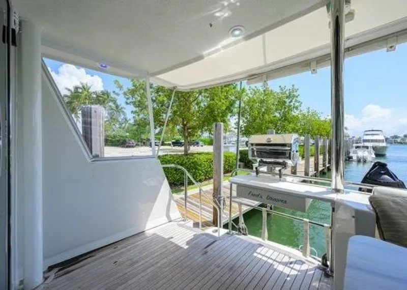 Slide: The Image of Hatteras 70 Cockpit 1998 - 5830257