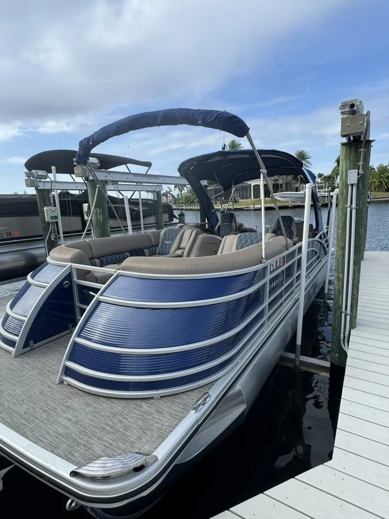 The Image of 25' Bennington  - 5831554