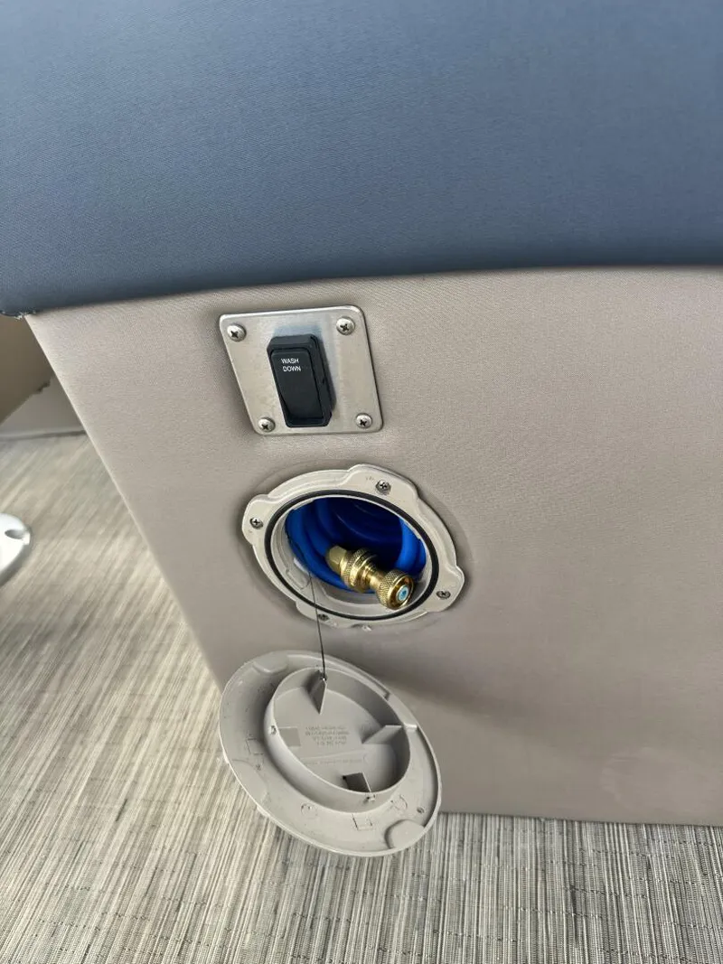 Slide: The Image of 25' Bennington  wash down - 5831559