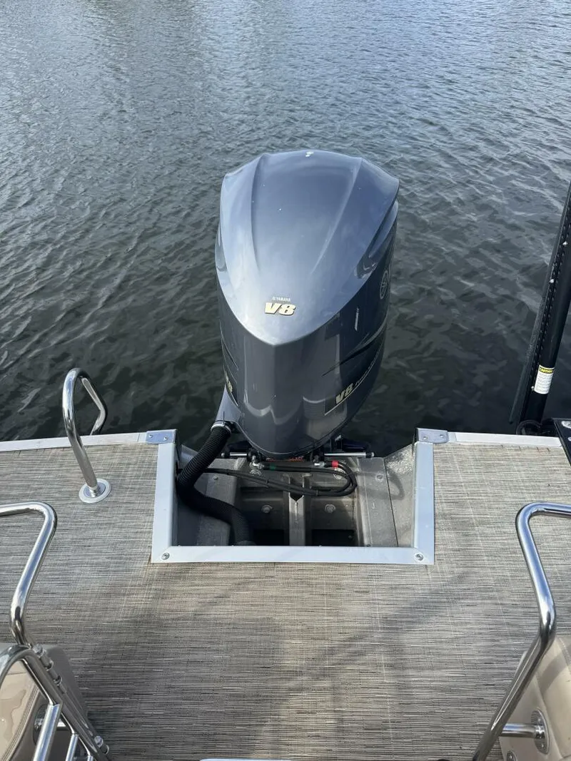 Slide: The Image of 25' Bennington Yamaha outboard - 5831548