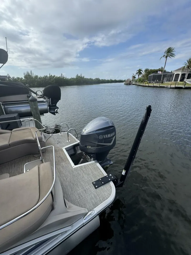 Slide: The Image of 25' Bennington Yamaha and Power pole - 5831550