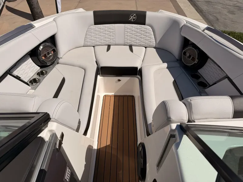Slide: The Image of 2021 Mastercraft X24 - 5982348