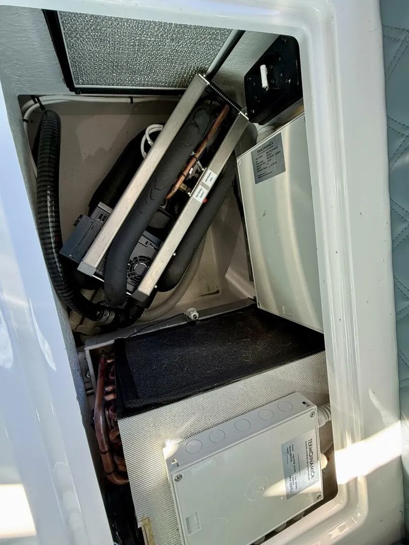 Slide: The Image of Axopar 37 Cross Cabin 2023 - 5837319