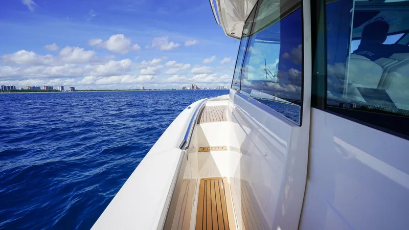 Slide: The Image of Tiara 48 LS 2024 - 5837588