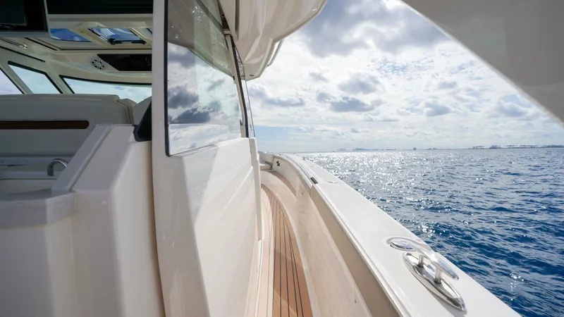 Slide: The Image of Tiara 48 LS 2024 - 5837595