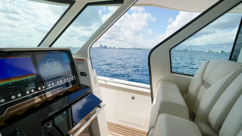 Slide: The Image of Tiara 48 LS 2024 - 5837596