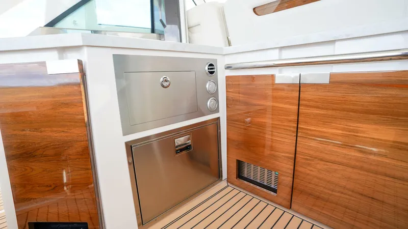 Slide: The Image of Tiara 48 LS 2024 - 5837601