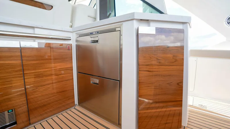 Slide: The Image of Tiara 48 LS 2024 - 5837602