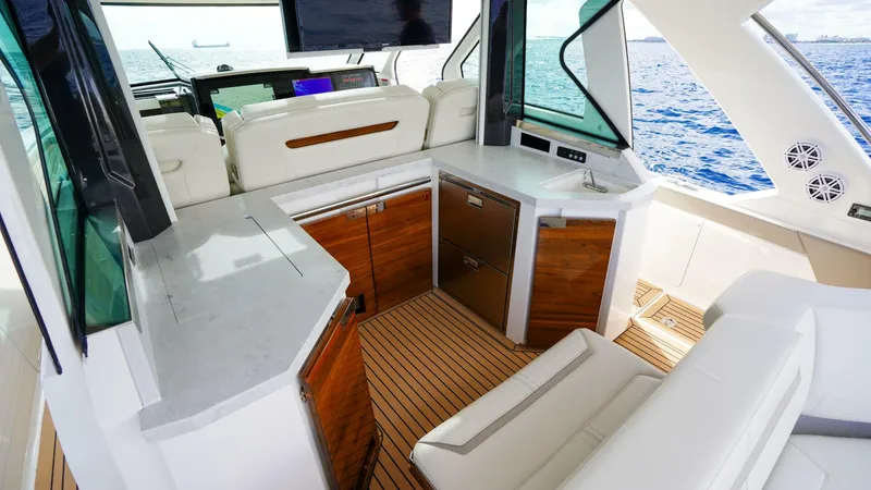 Slide: The Image of Tiara 48 LS 2024 - 5837604