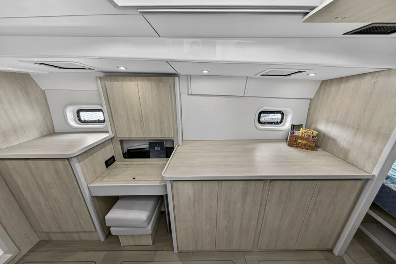 Slide: The Image of Leopard 44 Owners Version 2016 - 5840905