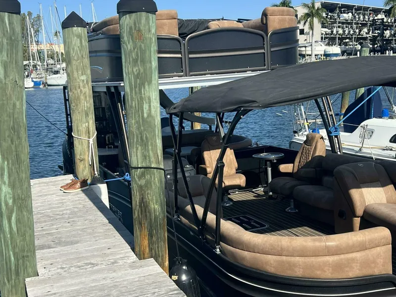 Slide: The Image of Premier 330 Escalante 2023 - 5847343