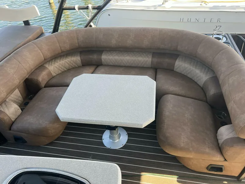 Slide: The Image of Premier 330 Escalante 2023 - 5847333