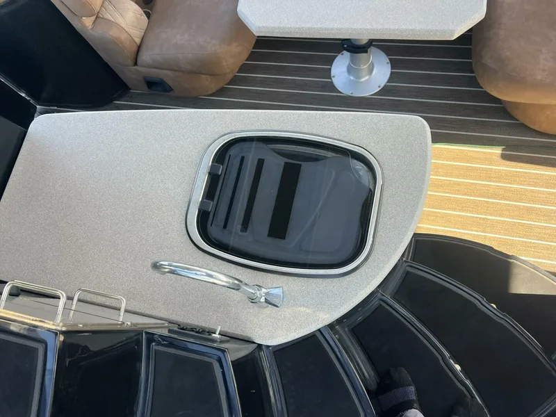 Slide: The Image of Premier 330 Escalante 2023 - 5847334