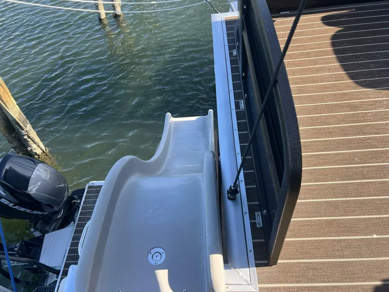 Slide: The Image of Premier 330 Escalante 2023 - 5847323