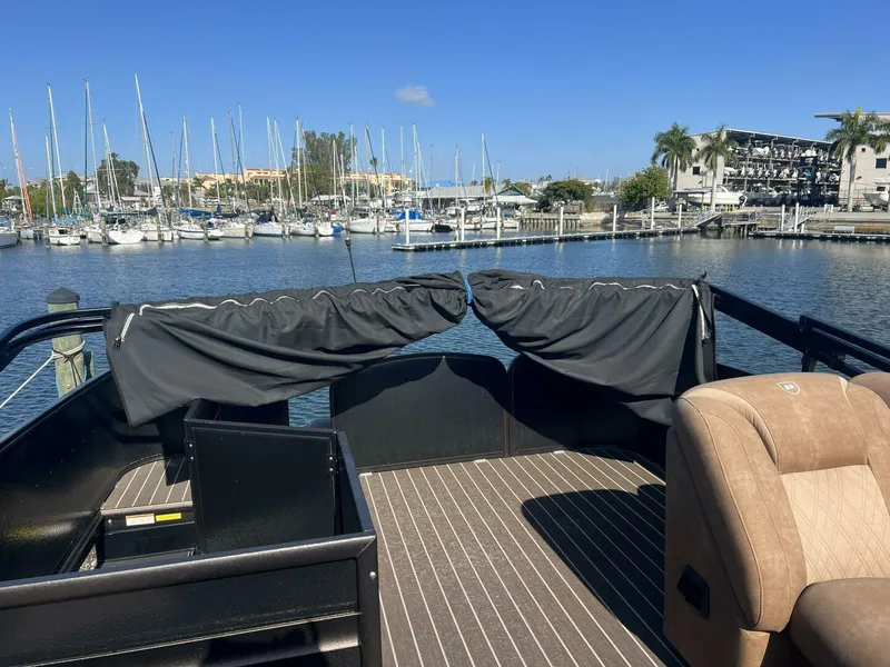 Slide: The Image of Premier 330 Escalante 2023 - 5847326