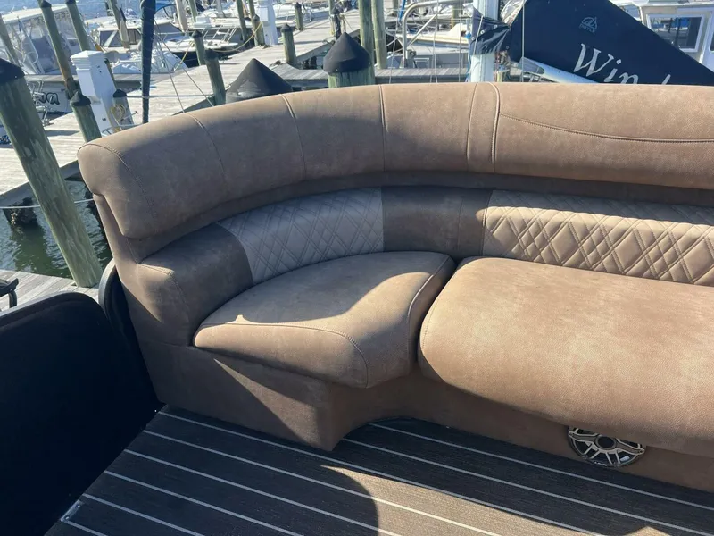 Slide: The Image of Premier 330 Escalante 2023 - 5847328