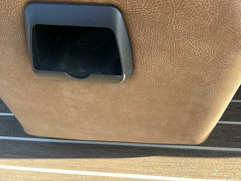 Slide: The Image of Premier 330 Escalante 2023 - 5847329