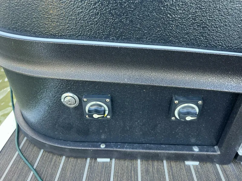 Slide: The Image of Premier 330 Escalante 2023 - 5847347