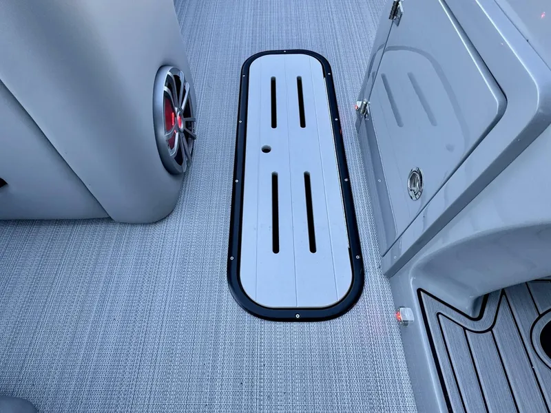 Slide: The Image of Veranda Vertex VTX 22R TritoonFL 2023 - 5844221