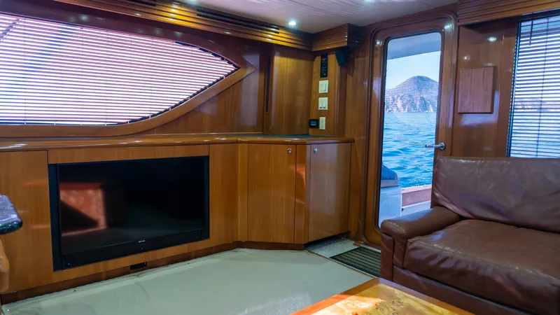 Slide: The Image of 2001 Hatteras 60 Convertible - Sinyorita Salada - 5980452