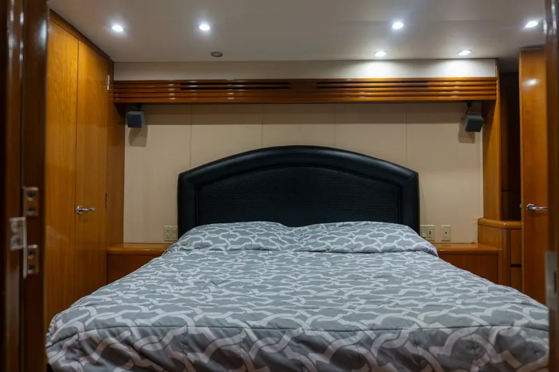 Slide: The Image of 2001 Hatteras 60 Convertible - Sinyorita Salada - 5980458