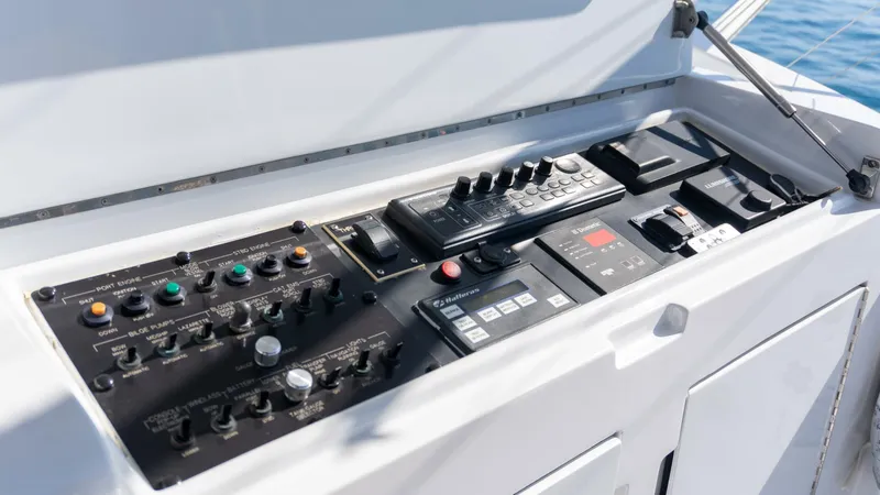 Slide: The Image of 2001 Hatteras 60 Convertible - Sinyorita Salada - 5980509