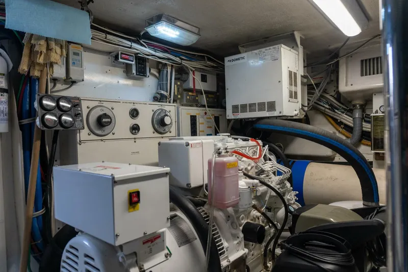 Slide: The Image of 2001 Hatteras 60 Convertible - Sinyorita Salada - 5980514