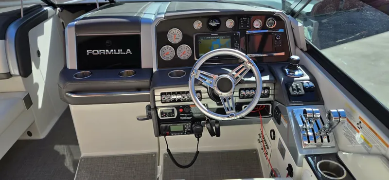 Slide: The Image of Formula 330 Crossover Bowrider 2016 - 5843948